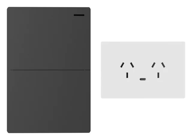 Tecla Mónaco Milán y tomacorriente con USB-C