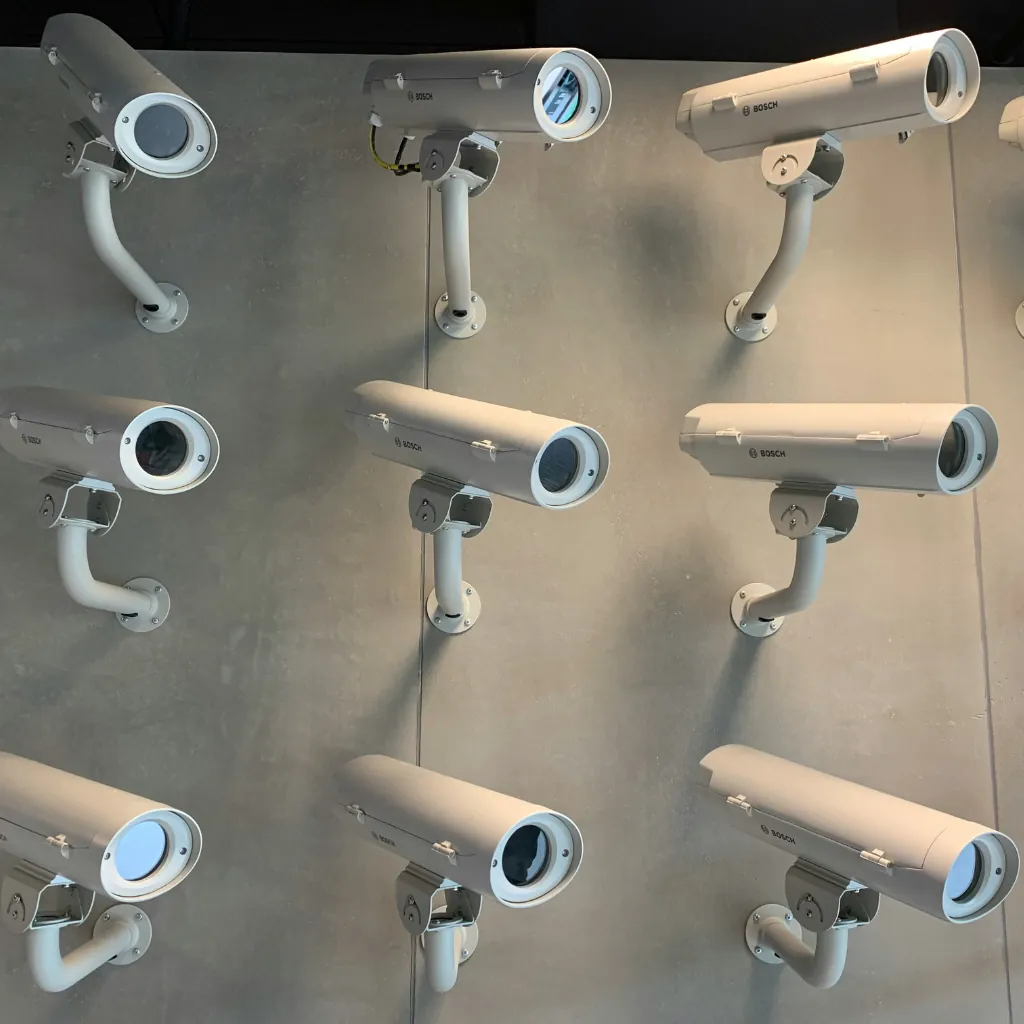 Cámaras de seguridad instaladas en una pared