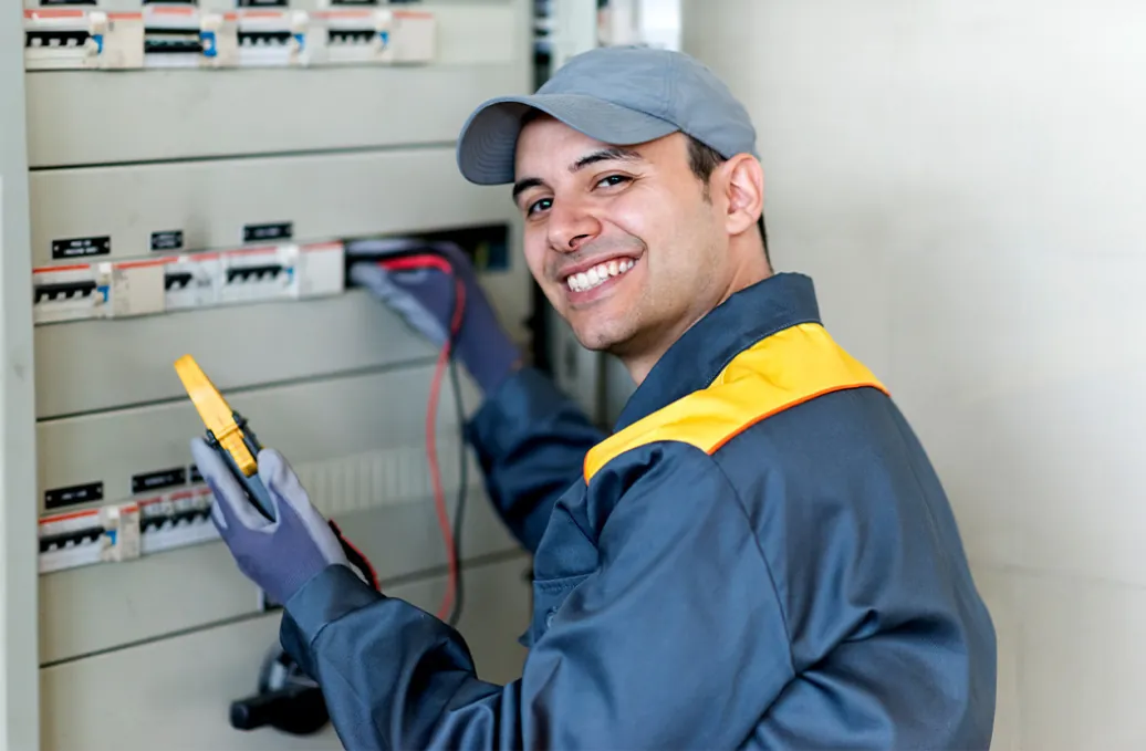 Instalador en un tablero eléctrico