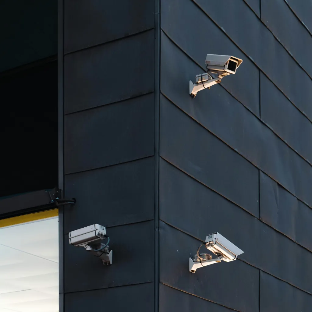 Cámaras de seguridad en una fachada